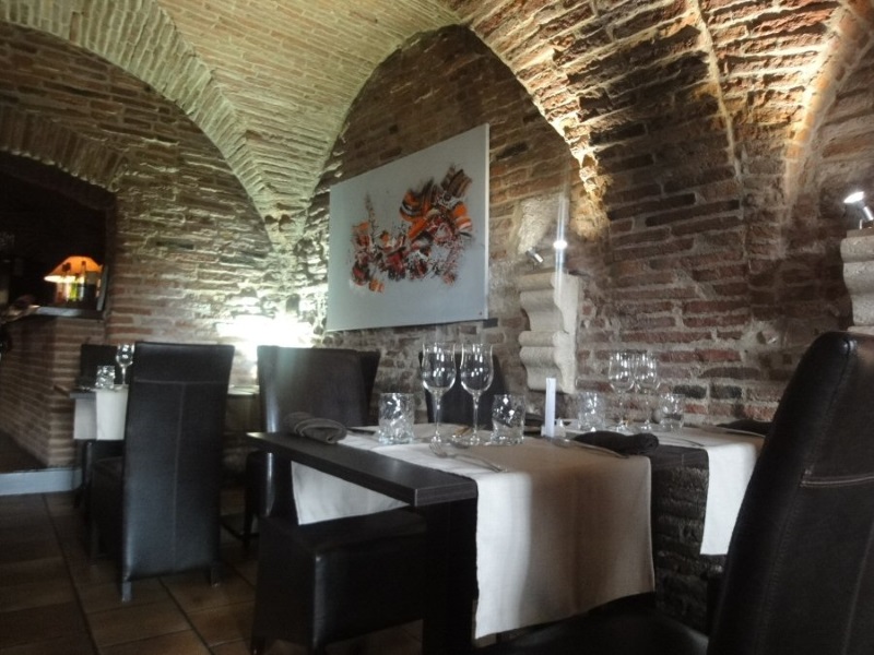 vue intérieure du restaurant Le Ventadour de Montauban, cadre voûtes en briques roses