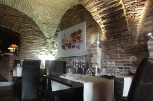 voûtes et arches en briques rose du Restaurant bistronomique Le Ventadour à Montauban